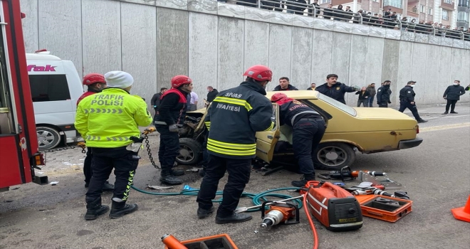 GÜNCELLEME - Sivas'ta işçi servisi ile otomobilin çarpışması sonucu 1 kişi öldü, 12 kişi yaralandı
