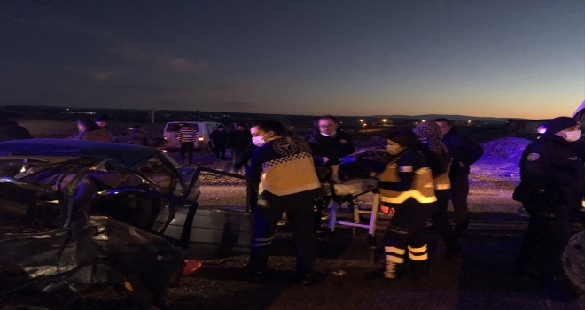 Karaman’da otomobil ile hafif ticari araç çarpıştı 9 kişi yaralandı