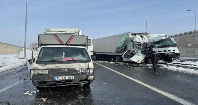 Kayseri'de 2 tırın da karıştığı zincirleme kazada bir kişi yaralandı