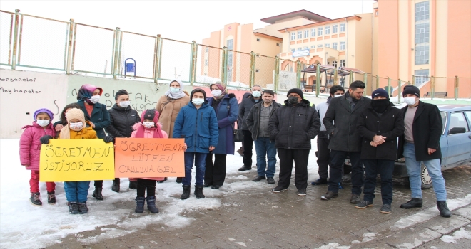 Kayseri'de öğrenci ve veliler öğretmenlerin göreve başlamamasını protesto etti
