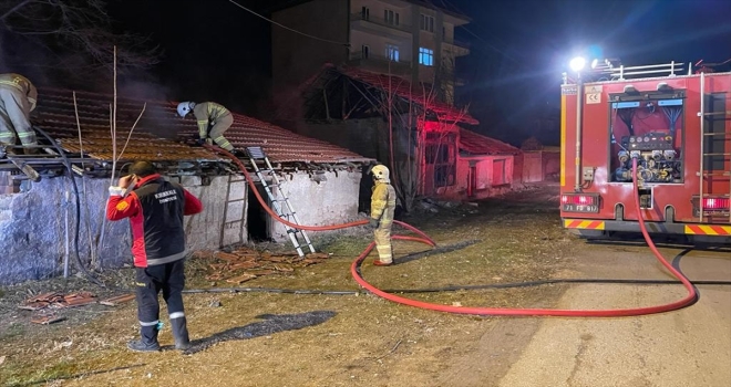 Kırıkkale'de metruk binada çıkan yakın söndürüldü