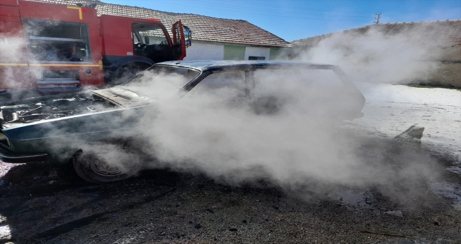 Konya'da park halindeki otomobilde çıkan yangın söndürüldü