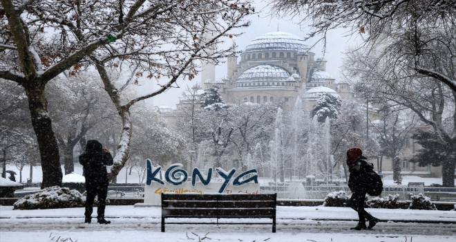 Konya kar yağışıyla beyaza büründü