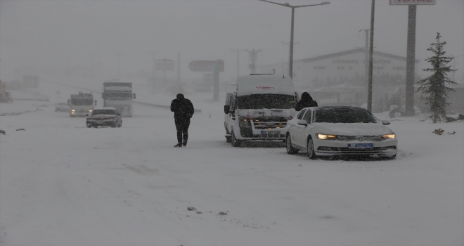 Nevşehir-Aksaray kara yolu kar nedeniyle ulaşıma kapandı