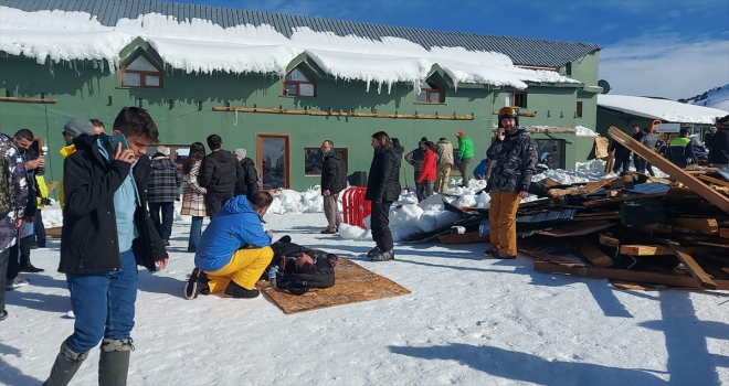 Saklıkent Kayak Merkezi'nde sundurmanın çökmesi sonucu 8 kişi yaralandı