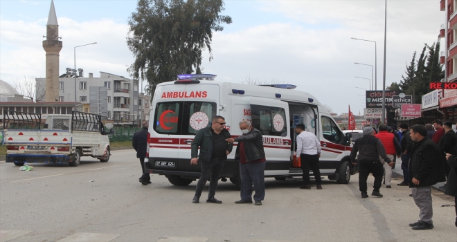 Serik'te otomobille çarpışan motosikletin sürücüsü yaralandı