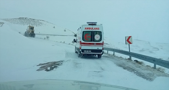 Sivas'ta ekipler yolu kapanan köydeki hastanın imdadına yetişti