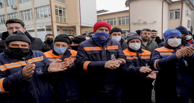 Sivas'ta toplu iş sözleşmesiyle yüzleri gülen işçilerden başkan Bilgin'e teşekkür