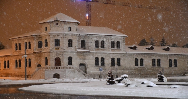 Tarihi yapılarıyla ünlü Sivas'ta kar güzelliği gecenin karanlığını aydınlattı