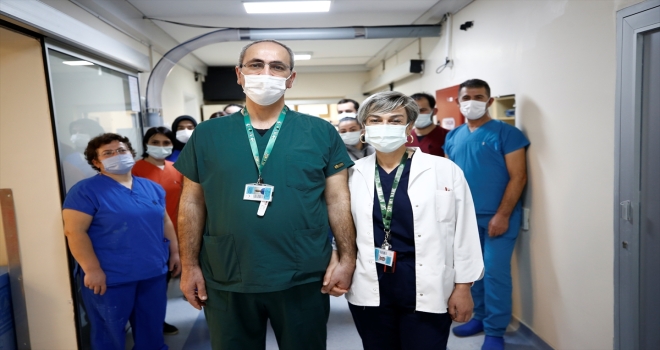 Yoğun bakımdaki hastalara şifa dağıtan doktor çift, zorlukları el ele aşıyor