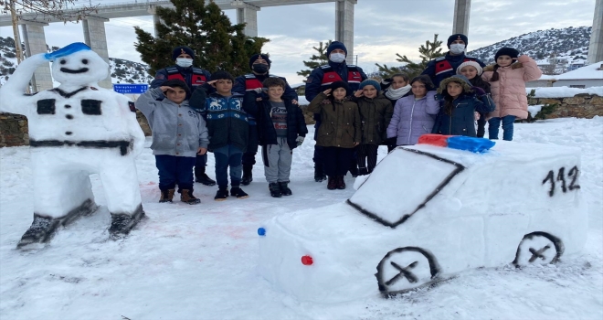 Yozgat'ta jandarma, çocuklarla kartopu oynadı