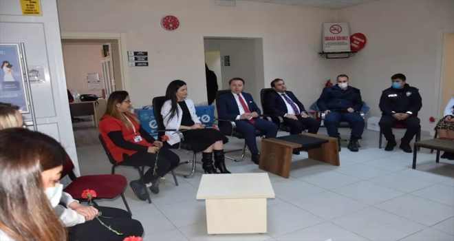 Akseki Kaymakamı Hülür'den sağlık çalışanlarına karanfil