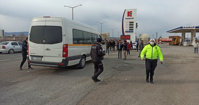 Ankara'da servis minibüsünün çarptığı 2 öğrenci yaralandı
