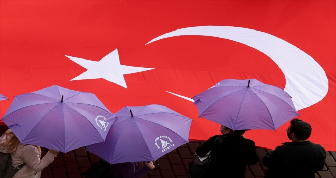 Antalya'da binlerce kişi kadına şiddete karşı 