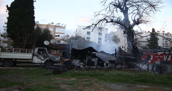 Antalya'da evde çıkan yangın araç ve ağaçlara sıçradı