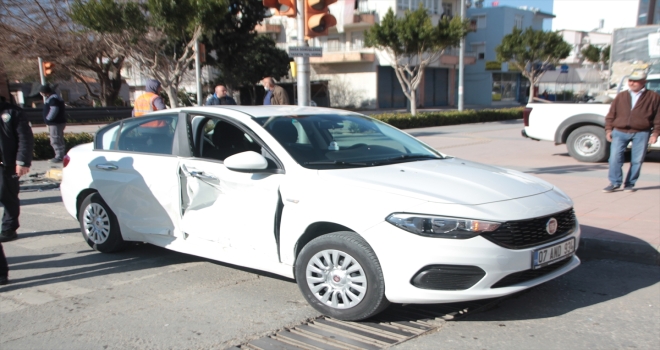 Antalya'da iki otomobilin çarpışması sonucu 3 kişi yaralandı
