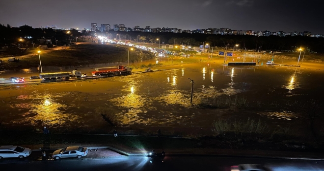 Antalya'da şiddetli yağmur ve fırtına etkili oldu