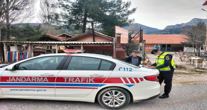 Antalya'da trafiği tehlikeye sokan sürücüye idari işlem