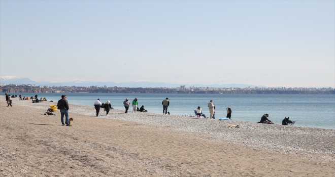 Antalya'da vatandaşlar ve turistler güneşli havanın keyfini çıkardı