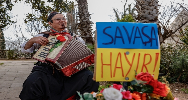 Antalya'da yaşayan Ukraynalılar Rusya'nın saldırılarını protesto etti