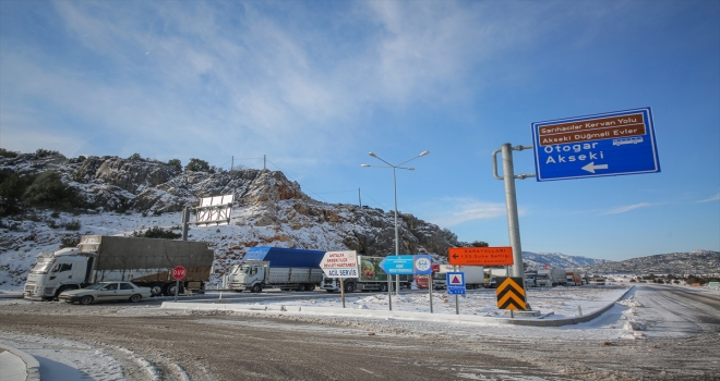 Antalya-Konya kara yolu kar nedeniyle ulaşıma kapatıldı