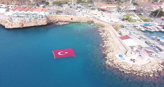 Antalya'nın fethinin 815. yıl dönümü su altında bayrak açılarak kutlandı