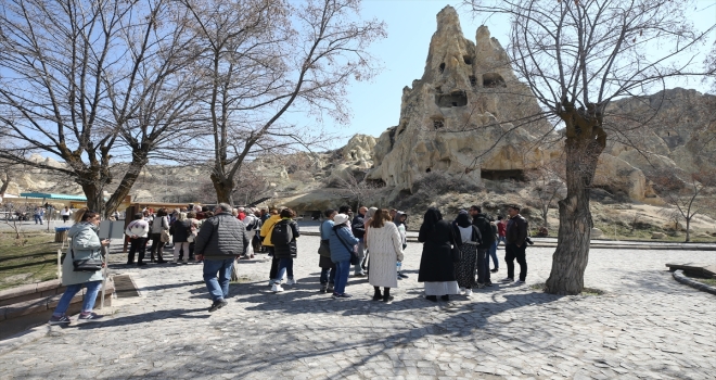 Bahar güneşinin yüzünü göstermesi Kapadokya'daki turistleri mutlu etti