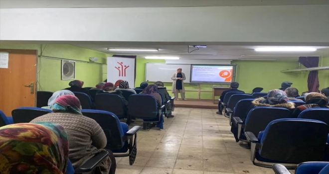 Beyşehir'de öğrenci ve velilere teknoloji bağımlılığıyla mücadele anlatıldı