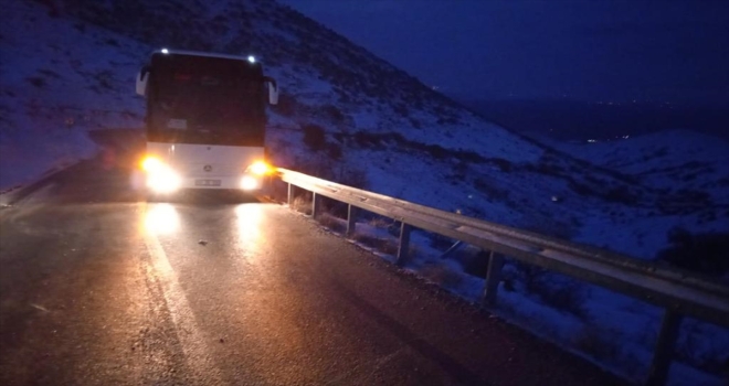Buzlanan yolda mahsur kalan turist otobüsünü ekipler kurtardı