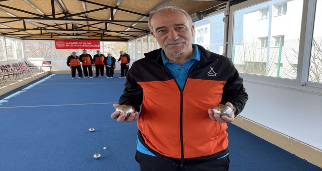 Çocukken oynayamadığı oyunların acısını 68 yaşında bocce ile çıkarıyor