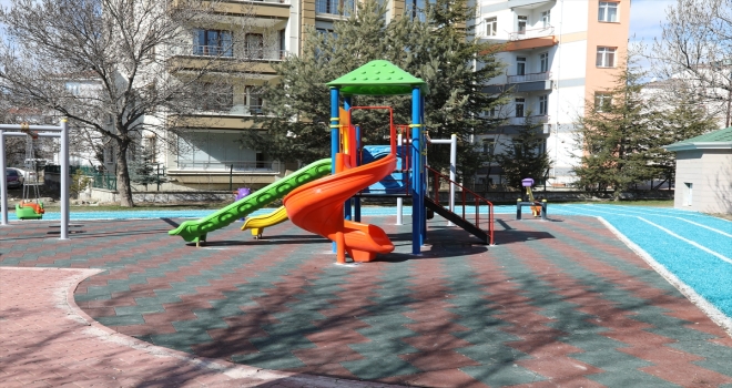 Çubuk’ta parklara yeni çocuk oyun grupları yerleştiriliyor
