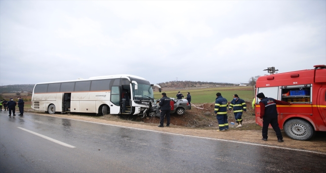 Eskişehir'de servis otobüsü ile otomobili çarpıştı, 3 kişi öldü, 1 kişi yaralandı