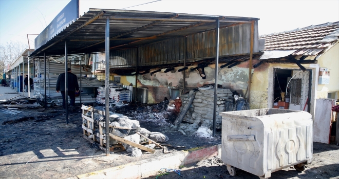 Eskişehir'in Alpu ilçesinde 2 iş yeri ile 6 araç kundaklandı 