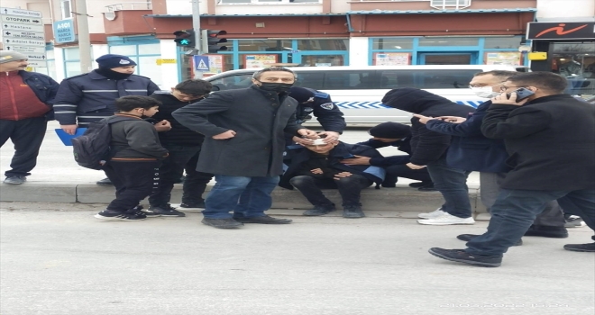 Karapınar'da zabıta memuru kazada yaralanan öğrenciye montunu verdi