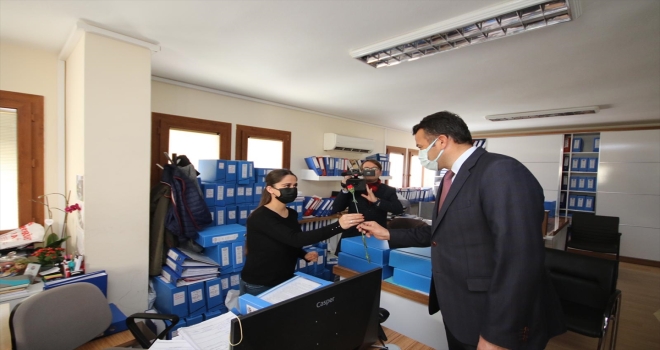 Kaş'ta kadınlara karanfil dağıtıldı