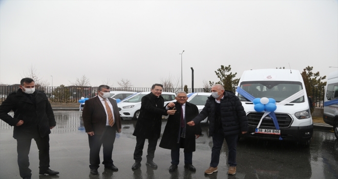 Kayseri Büyükşehir Belediyesinden Engelsiz Yaşam Merkezi'ne 8 yeni servis aracı