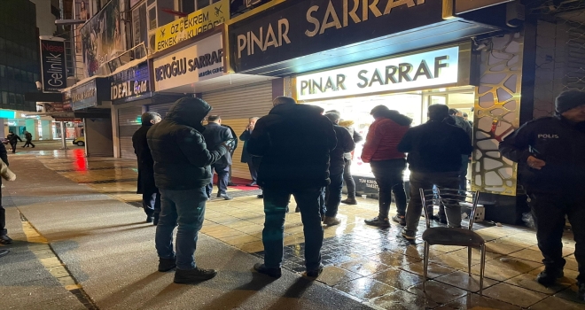 Kayseri'de bir zanlı altın bilezik çaldığı kuyumcuyu bıçaklayarak kaçtı
