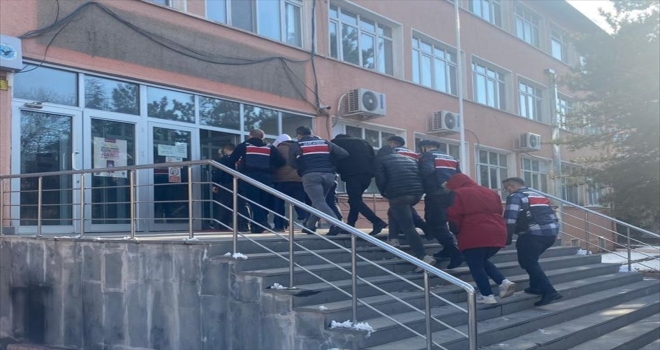 Kayseri’de hırsızlık şüphelileri, jandarma tarafından suçüstü yakalandı
