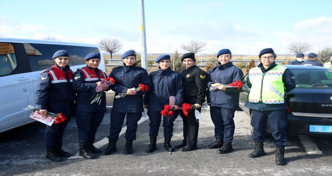 Kayseri'de kadın jandarmalar trafik uygulamasında hemcinslerine çiçek verdi