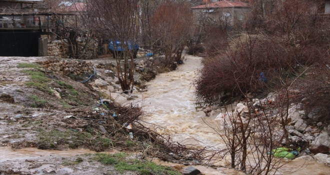 Kayseri'de sağanak nedeniyle taşan dereler ulaşımı aksattı 
