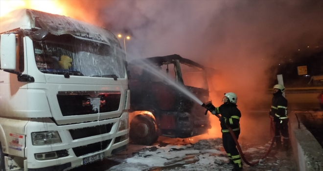 Kırıkkale'de park halindeki 3 tır yandı