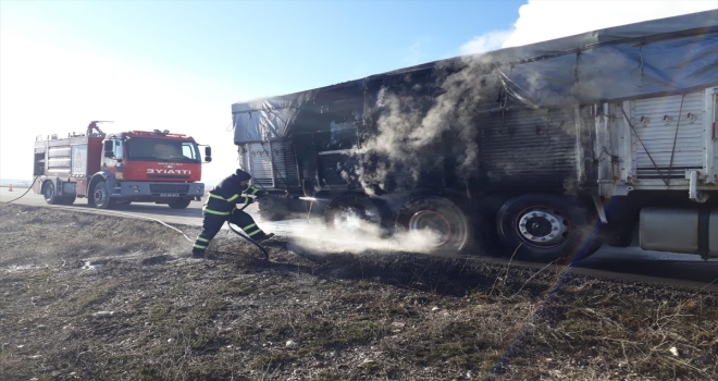 Kırşehir'de seyir halindeki tırda yangın çıktı