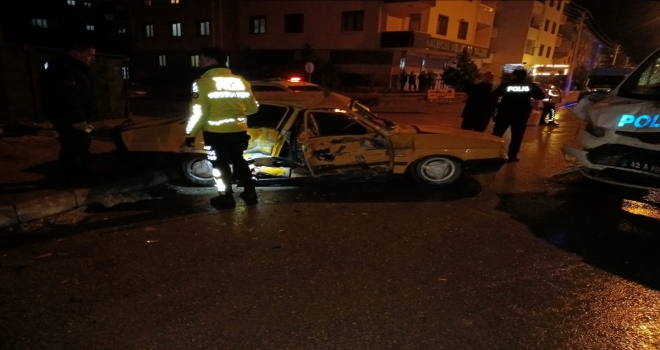 Konya'da polis aracı ile otomobilin çarpışması sonucu 4 kişi yaralandı