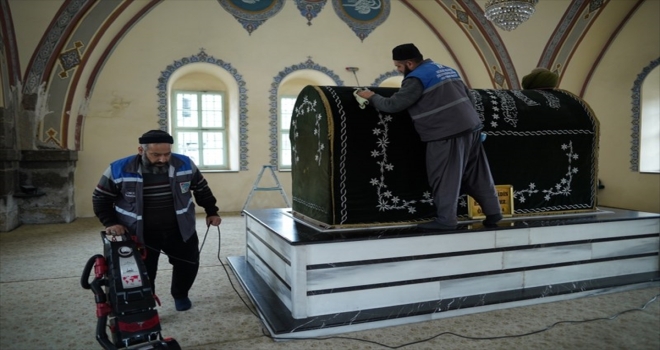 Melikgazi Belediyesi türbeleri gül suyu ile temizledi