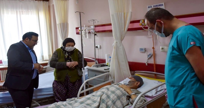 Nallıhan Kaymakamı Dinç, hastaneye kaldırılan şehit babasını ziyaret etti