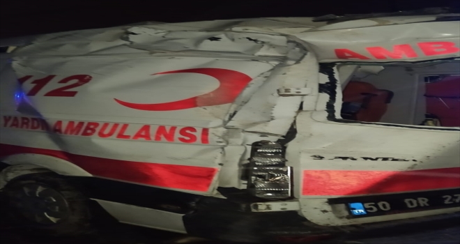 Nevşehir'de hasta taşıyan ambulans devrildi