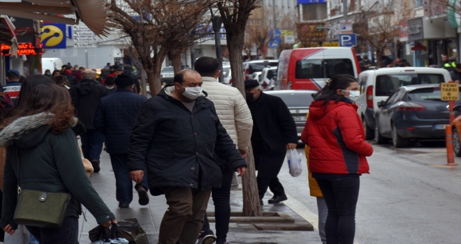 Niğde ve Kırıkkale'de vatandaşlar açık alanda maske takmayı sürdürdü