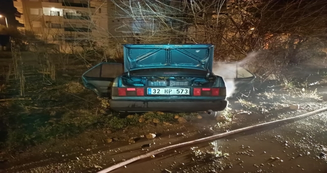 Serik'te seyir halindeki otomobilde yangın çıktı