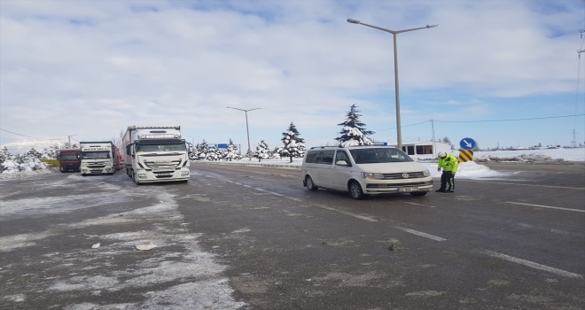 Seydişehir-Antalya kara yolu kar yağışı nedeniyle çekici türü araçlara kapatıldı