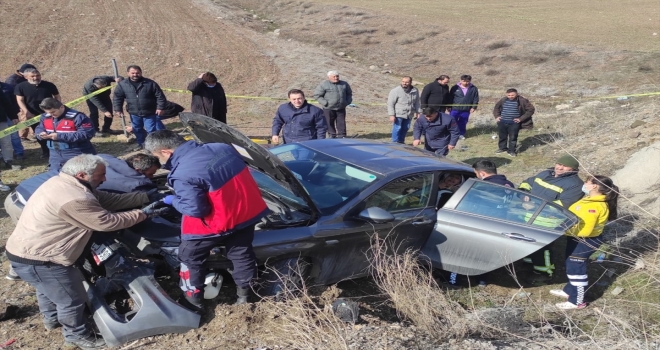 Sivas'ta devrilen otomobildeki 4 kişi yaralandı
